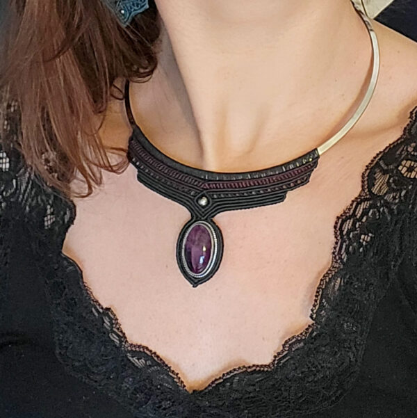 collier black & amethyst porté