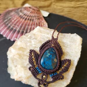 Collier travaillé autour d'une pierre d'azurite