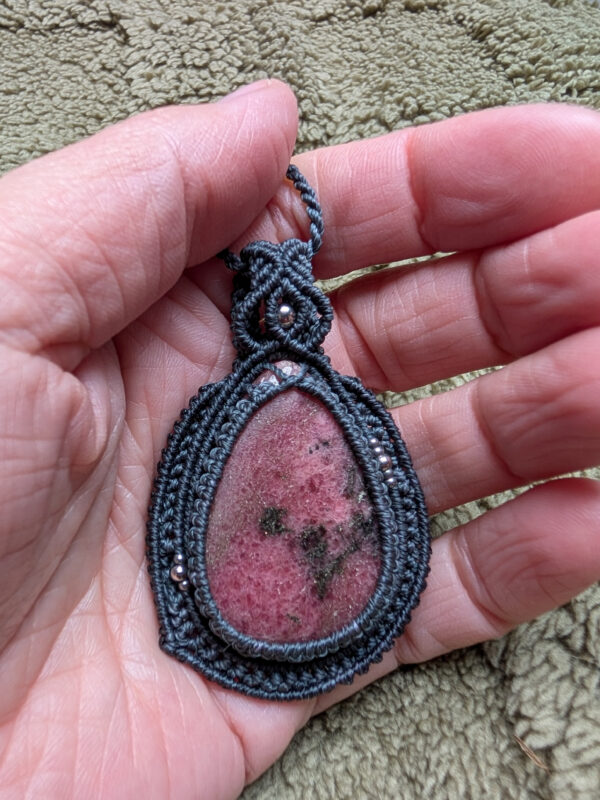 Pendentif rhodonite asymétrique – Image 2